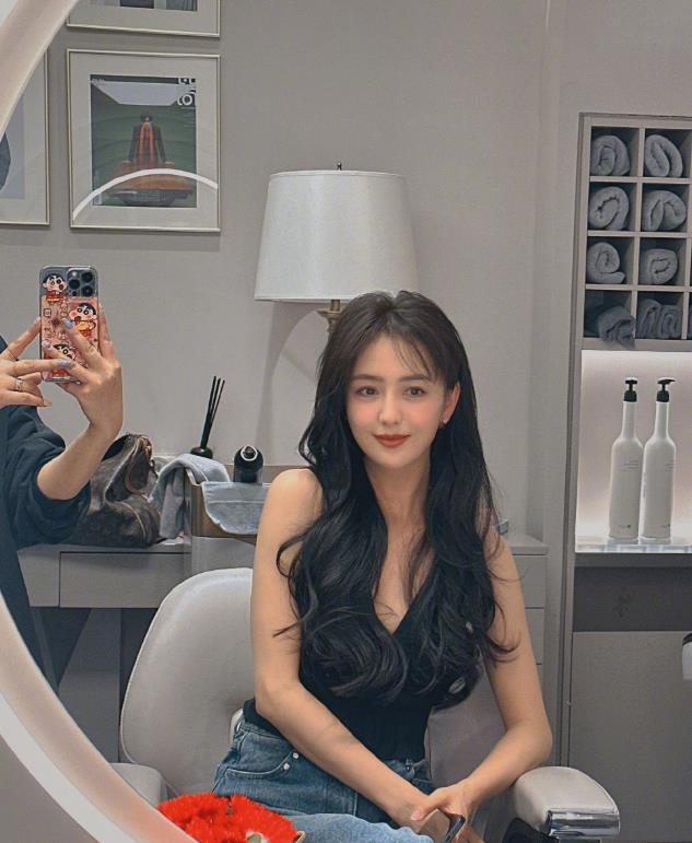 佟丽娅马来西亚度假，一双长腿细如竹竿，41岁美得像20出头小姑娘