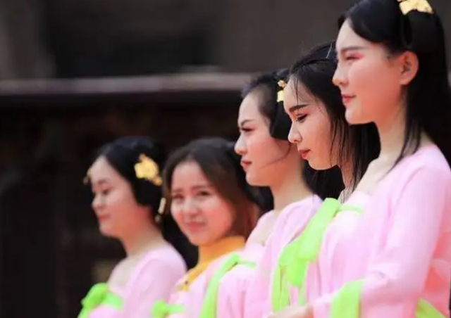 横店20万群演现状:美女泛滥成灾,懒汉光棍遍地,他们将何去何