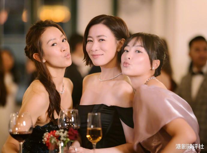 与情敌姐姐合照疑破冰，TVB三届视后曾遭对方讥讽，即将半百仍单身