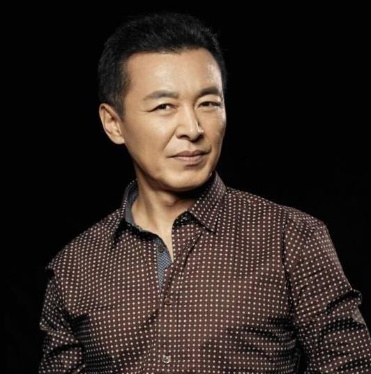 他是“军旅一哥”,与发妻结婚33年零绯闻,儿子有才颜值高是歌手