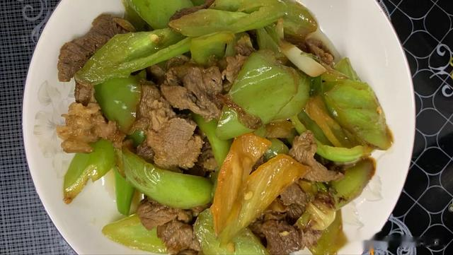 儿子带对象回家,妈妈做午餐火了,网友:有这婆婆,还缺儿媳妇不