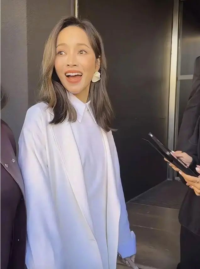 45岁侯佩岑被偶遇,双腿瘦得像“竹竿”,面部皱纹明显苍老了好多