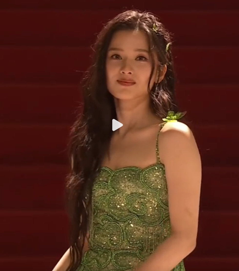 GQ红毯集体“翻车”？田曦薇脚全露、娜扎瘦出排骨，金晨反差最大