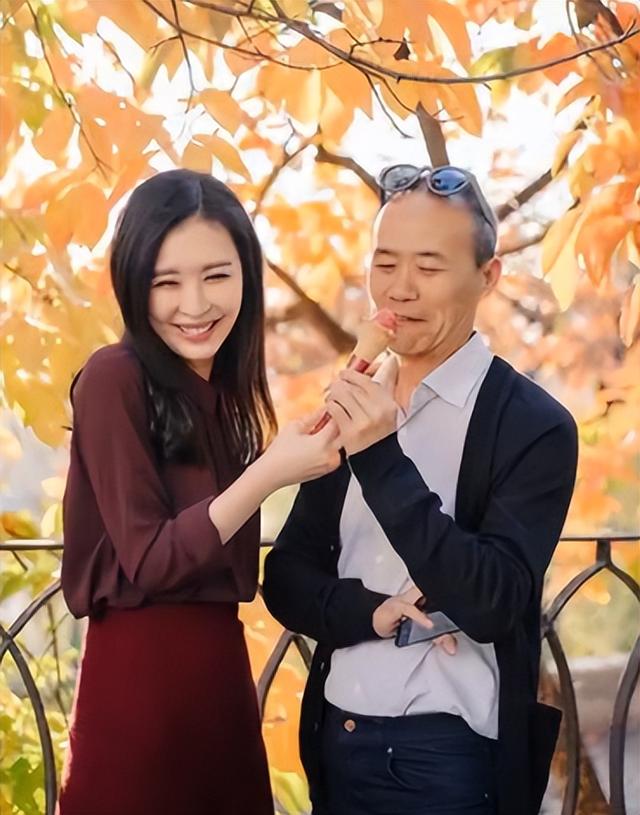 王石田朴珺亮相广州车展，73岁王石像小跟班，43岁田朴珺气质优雅