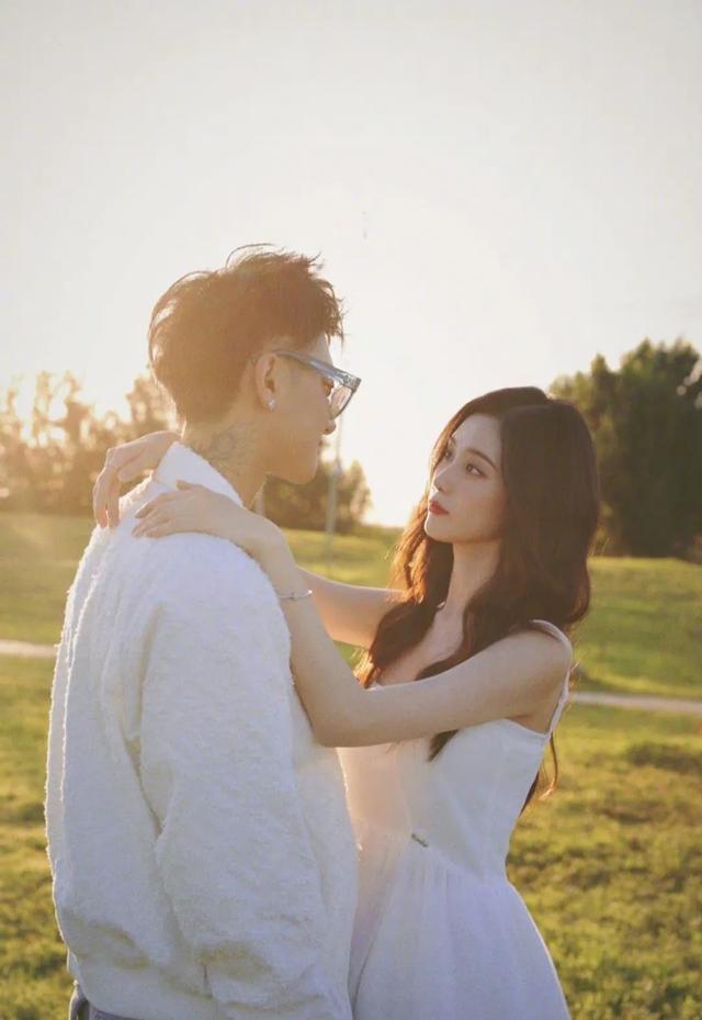 都是顶流“官宣恋情”!鹿晗好评,黄子韬骂声一片,评论区已沦陷