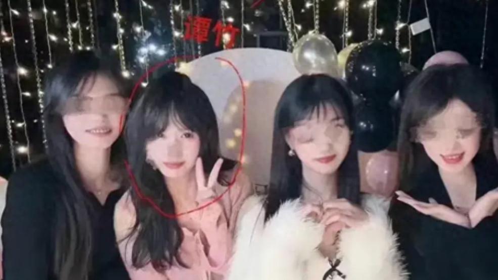 谭竹胖猫亲密合影曝光，胖猫本人不胖，谭竹穿衣暴露，私生活混乱