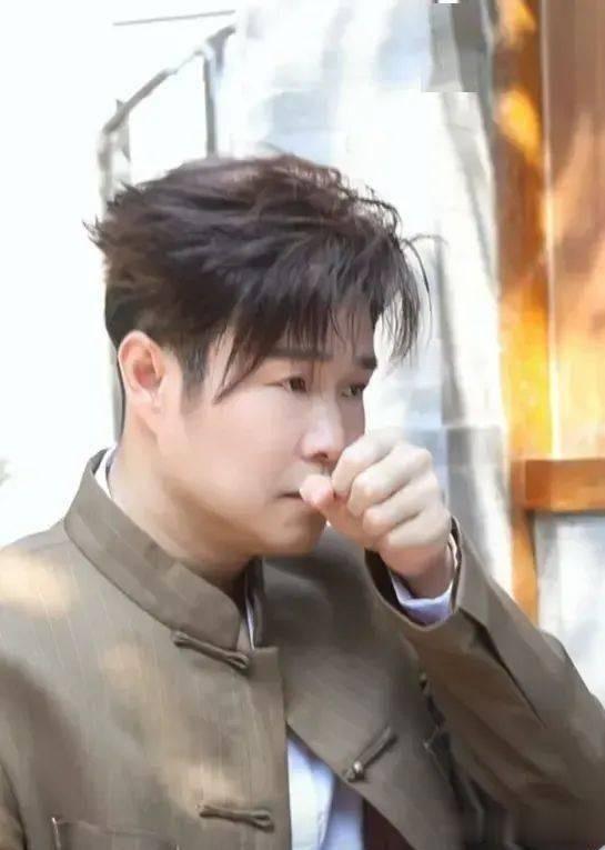 小沈阳夫妇俩颜值大涨，同染黄发好似情侣发型，现场表白让人羡慕