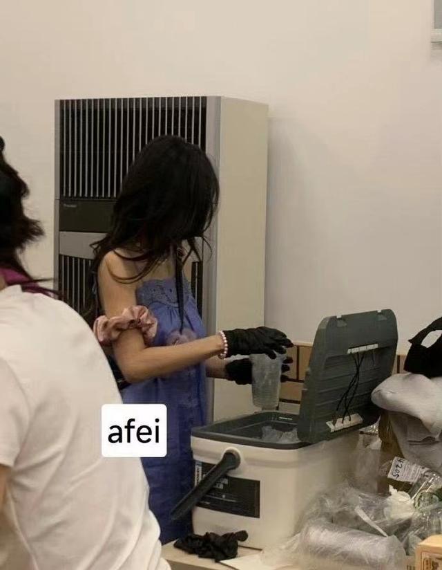 baby陪儿子参加学校六一儿童节义卖!穿着惹争议!连董卿儿子也在