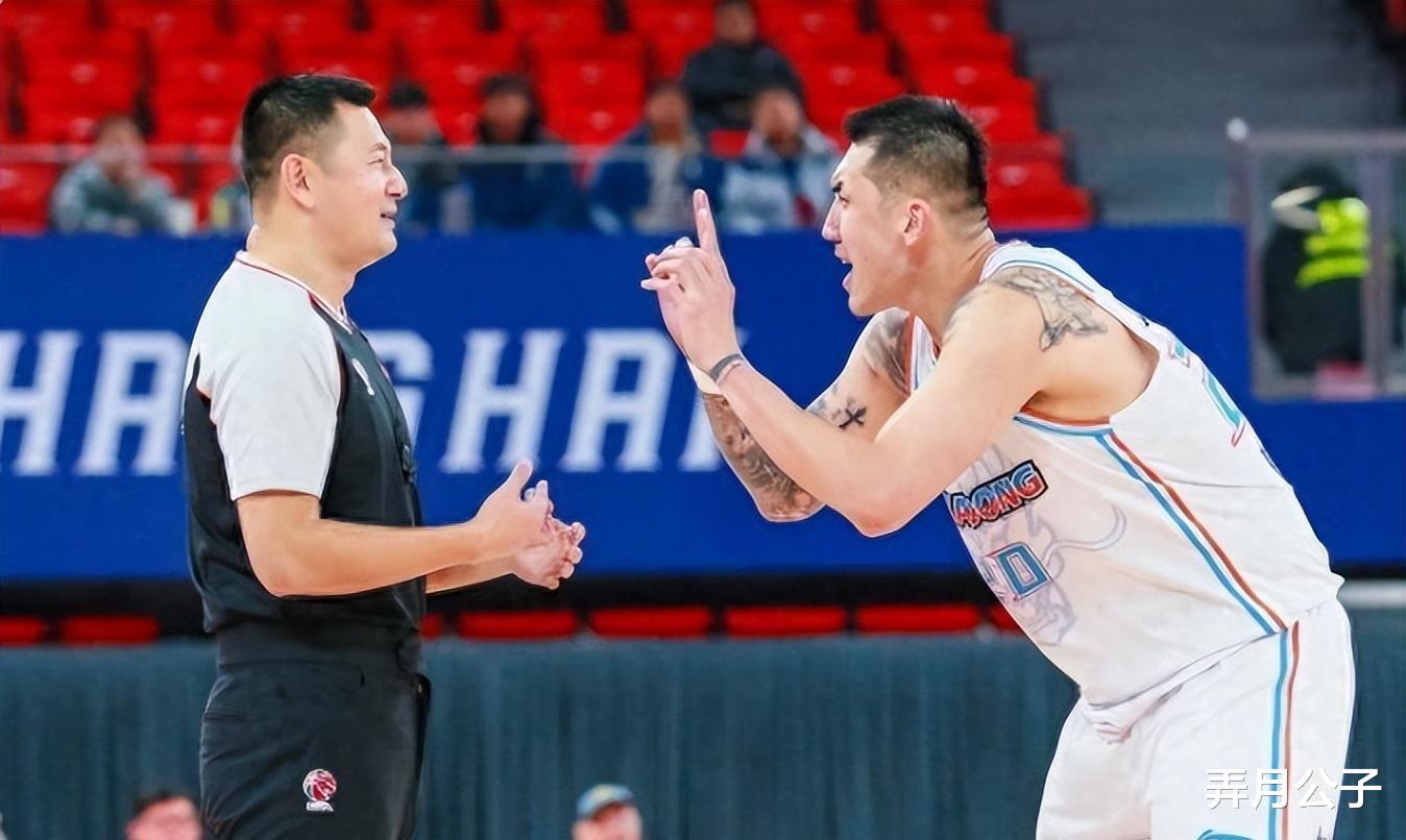 CBA最拙笨的大个子！全场4分+3误6犯，球迷：减肥啊，一身赘肉