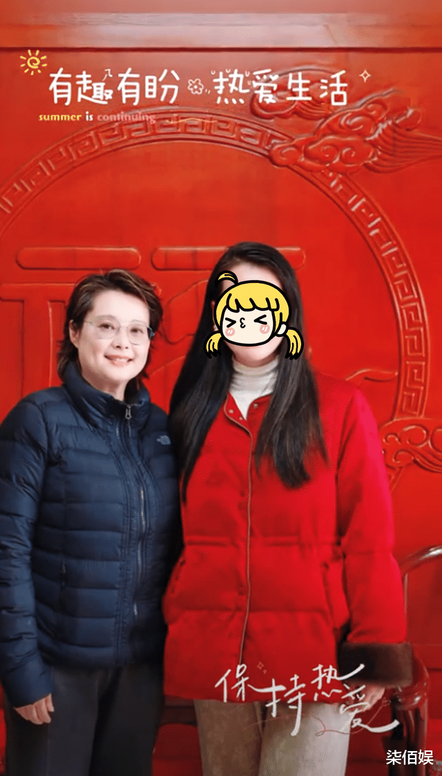 袁立跟小11岁老公到湖南农村串亲，52岁变老变胖，但仍有别于众人