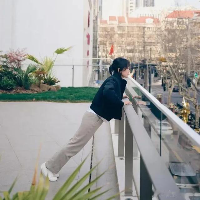 贾玲和谷爱凌同框,贾玲身材反弹冲上热搜,花200万减肥引热议