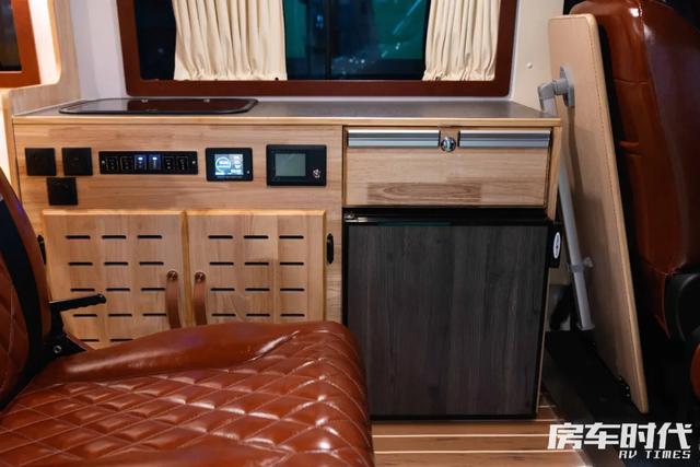 不到20万的依维柯露营神车 “钓鱼神器”后驿舟房车再出新品