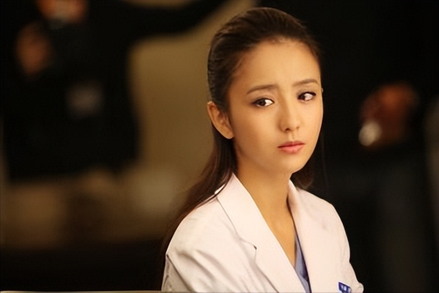 40岁“离婚不分家”,事实证明佟丽娅才是真正的人间清醒