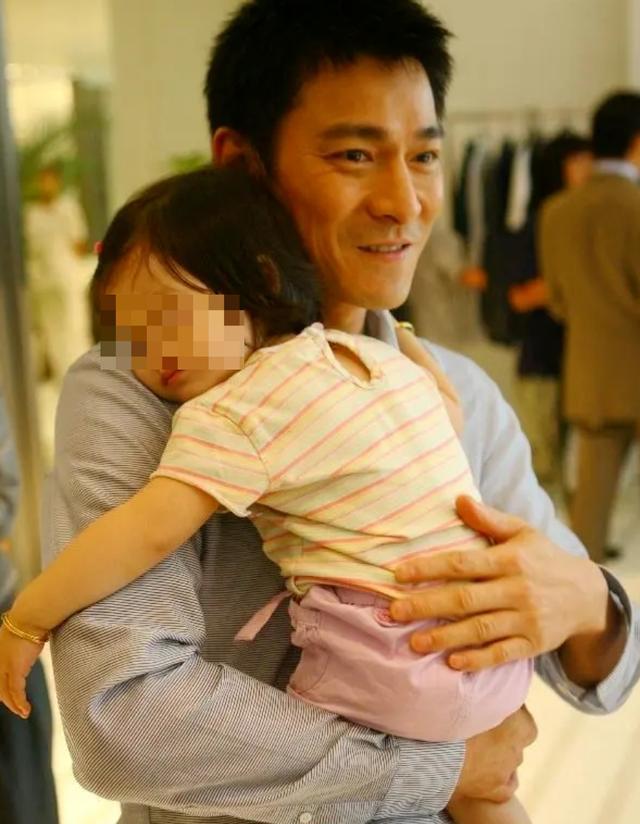 刘德华12岁女儿近照曝光,被低调富养,11岁办画展,如今长这样