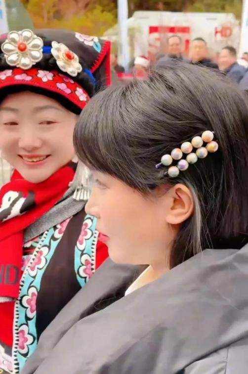 李子柒现身九寨沟路透生图曝光，头戴非遗发卡，气质媲美顶流女星