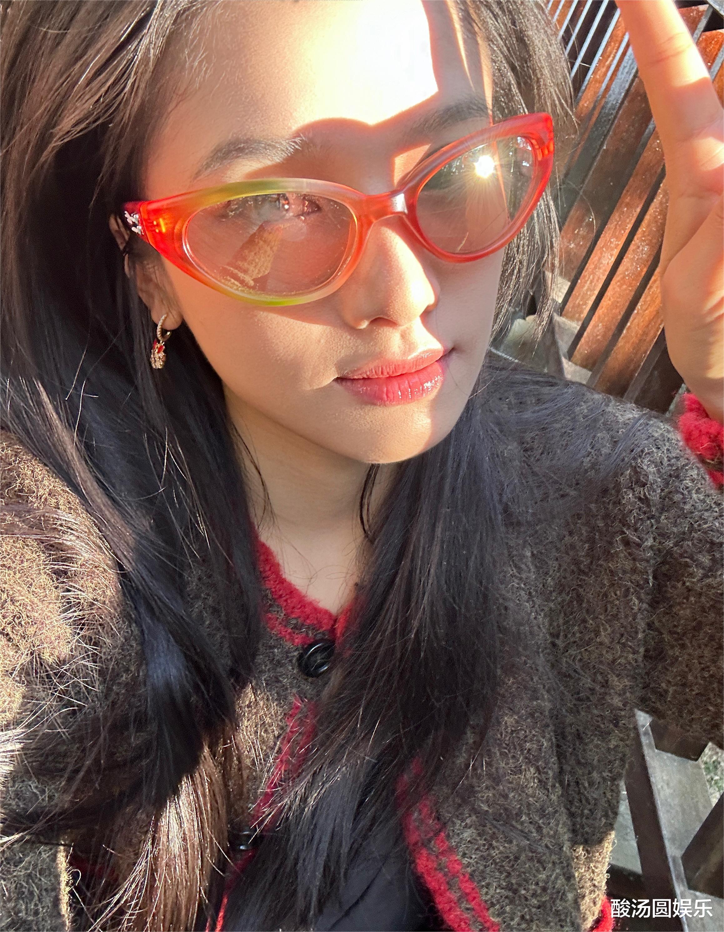 春游归来的张婧仪，笑靥如花，她究竟想表达什么？