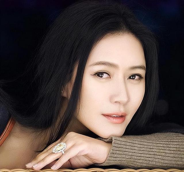 倒追陆毅4年，情断王志文，嫁富商9年成寡妇，为爱放弃130亿遗产