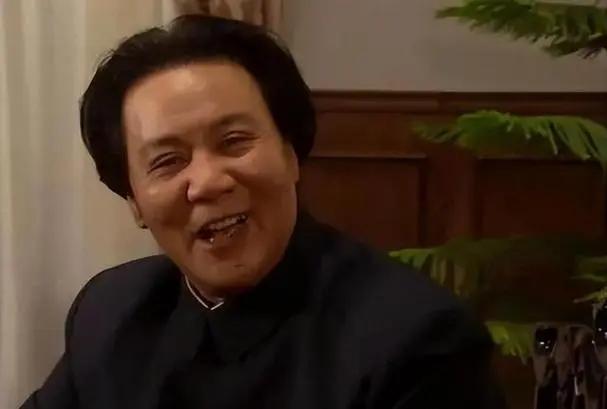 主席形象后继有人,侯京健已接班唐国强,和古月比谁更胜一筹