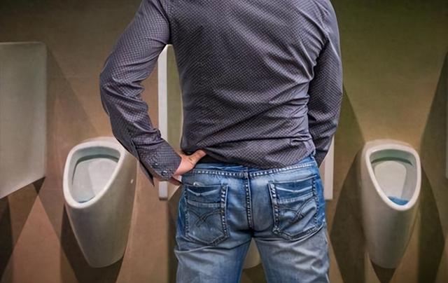 尿液发黄气味重？多半与3个因素有关，可别不当回事！