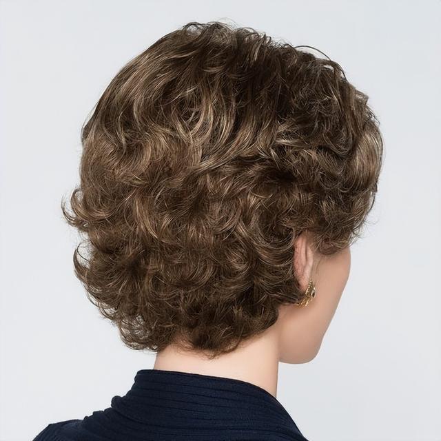 女人过了45岁,发型这样整,剪短烫烫就是不一样