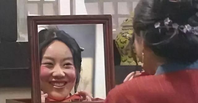 “风情女人”闫妮:离婚后曾多次“老牛吃嫩草”,53岁为何还未婚