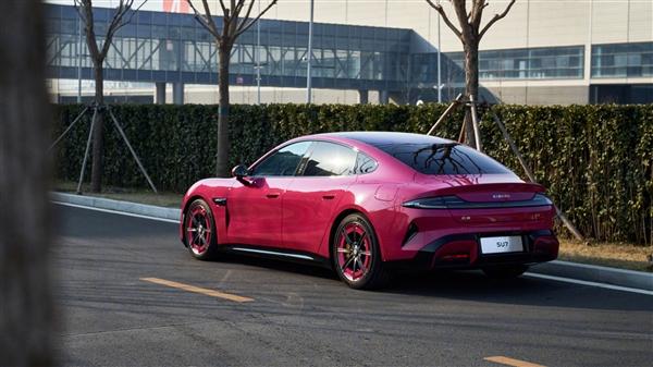 小米SU7璀璨洋红版实车曝光，配备专属璀璨洋红配色米型轮毂