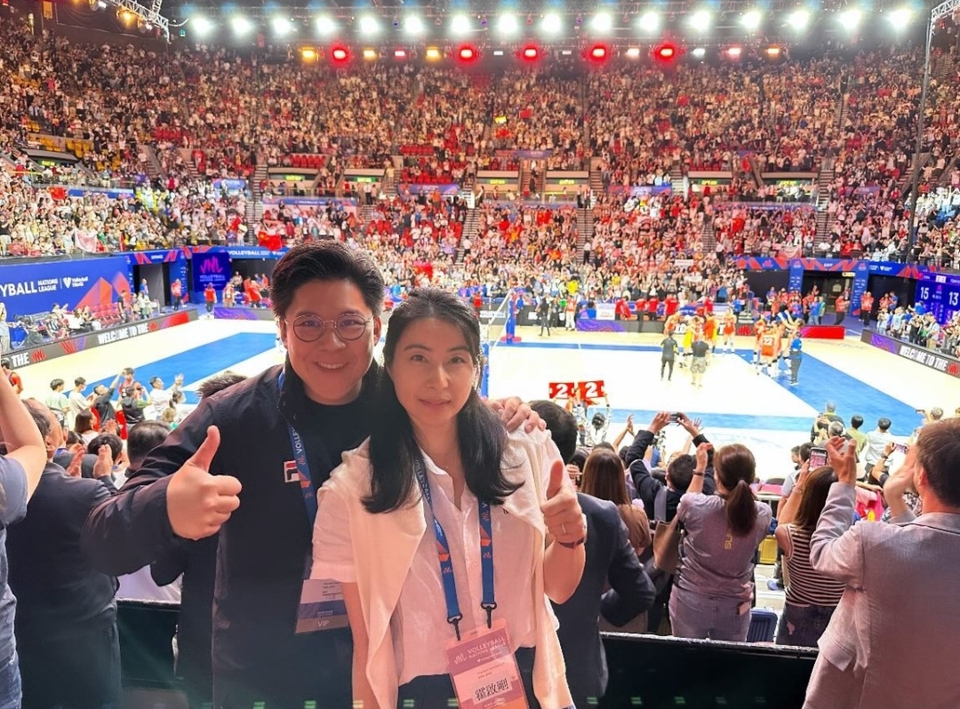 霍启刚高调秀恩爱,甜搂妻子庆祝女排获胜,郭晶晶42岁反而更漂亮了