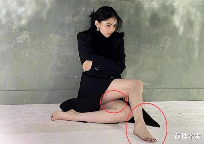 韩星韩素希当众举止异常,五官不受控表情怪异,被质疑精神不正常