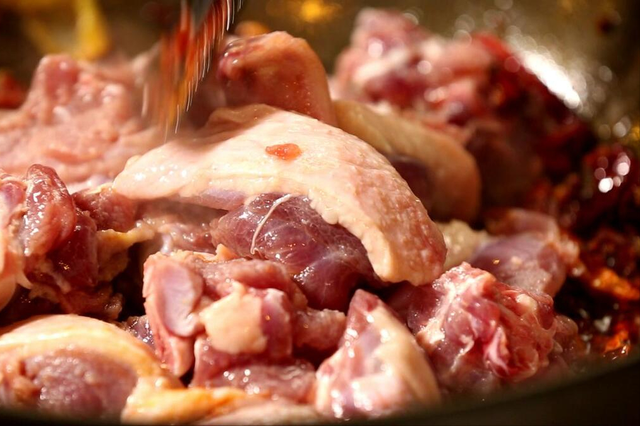 炖鸡,切记别再焯水了,大厨教你2个诀窍,鲜香入味,不柴也不腥