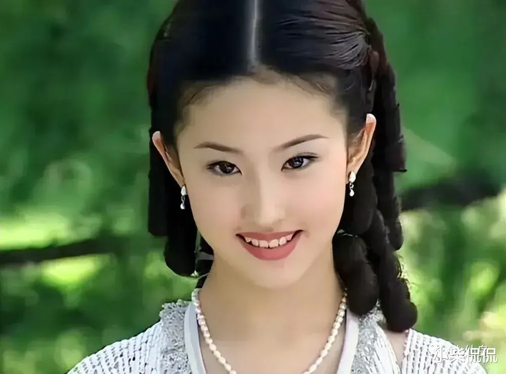 刘亦菲晒生日聚餐照,暴露强大人脉,这些大佬原来都是她的闺蜜!