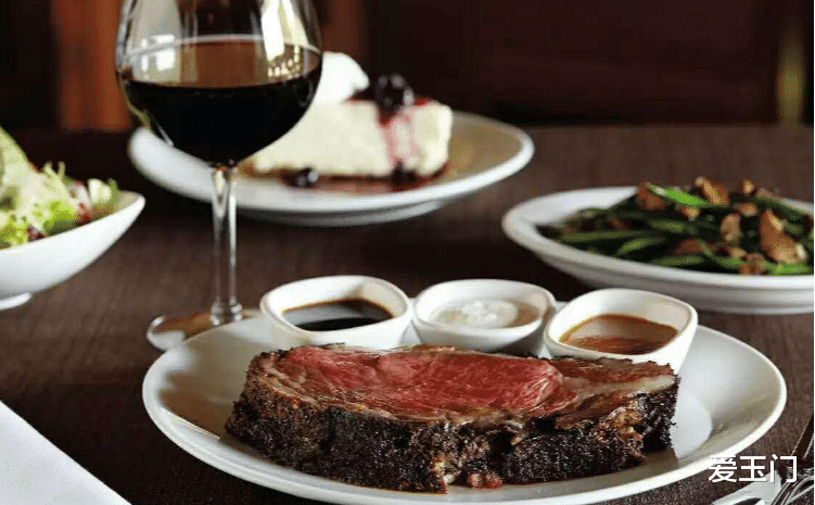 北京4位老教授到巴黎旅游,吃法餐喝茅台,席间对老板勃然大怒