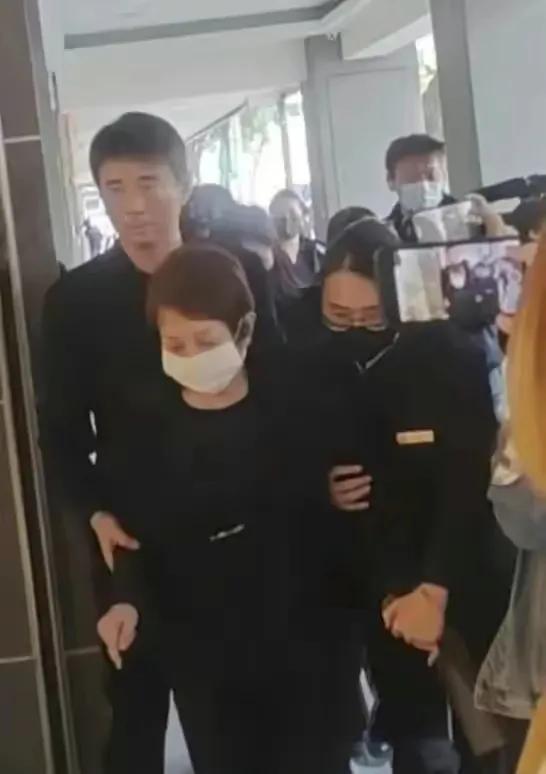 许曦文是长姐却高冷，没学许韶恩照顾奶奶，也没呵护小妹许曦恩