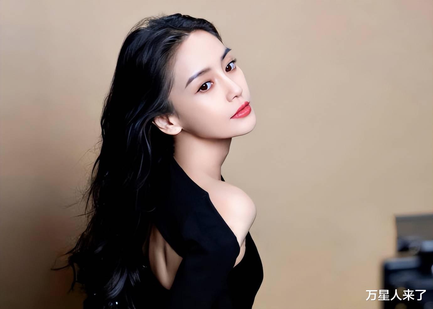 杨颖中秋惊艳亮相，黑西装搭花裙尽显少女感，引发热评