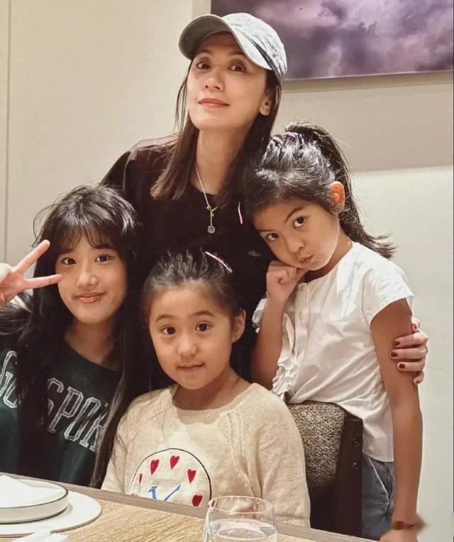 贾静雯晒全家福,3个女儿整齐出镜,7岁波妞褪去婴儿肥不敢认了