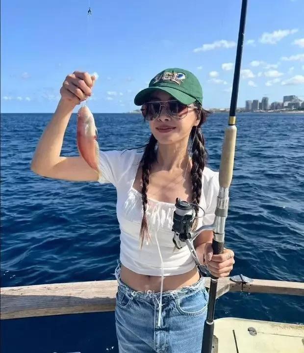蔡依林晒旅行海钓plog 穿泳衣大秀长腿状态松弛