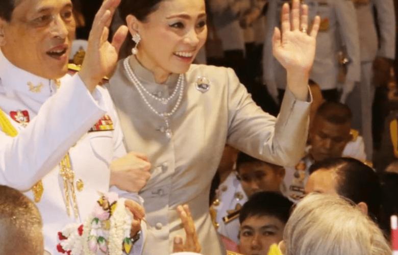 苏提达王后 46 岁庆生:紫色泰装尽显端庄贵气,国王陪护彰显深情