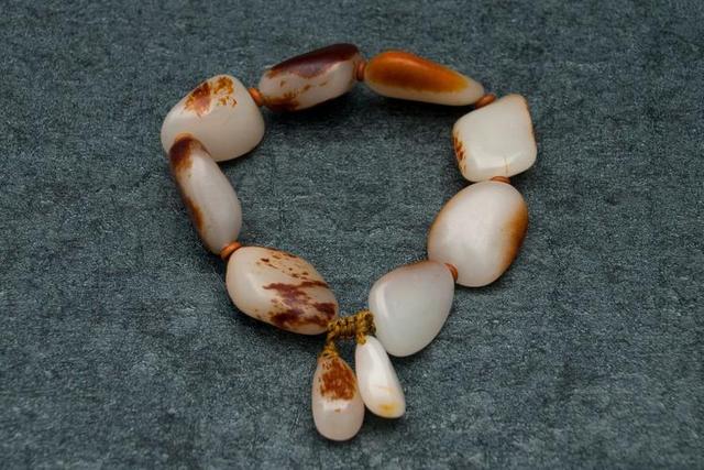 如何挑选高品质的玉石手串？从颜色到质地，全方位指导！