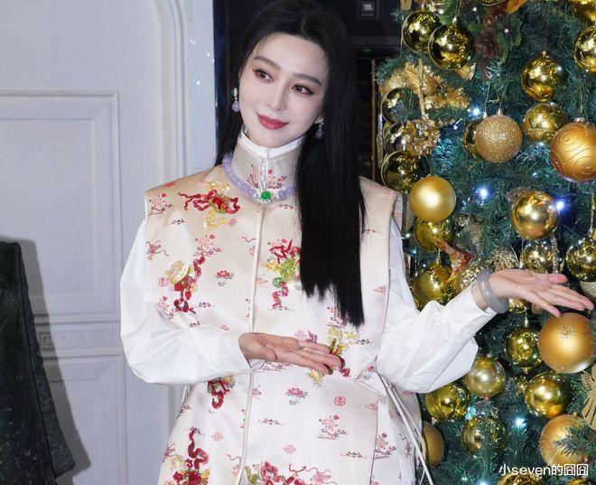 43岁范冰冰近照曝光，身材发福脸型圆润，与香港富豪相谈甚欢