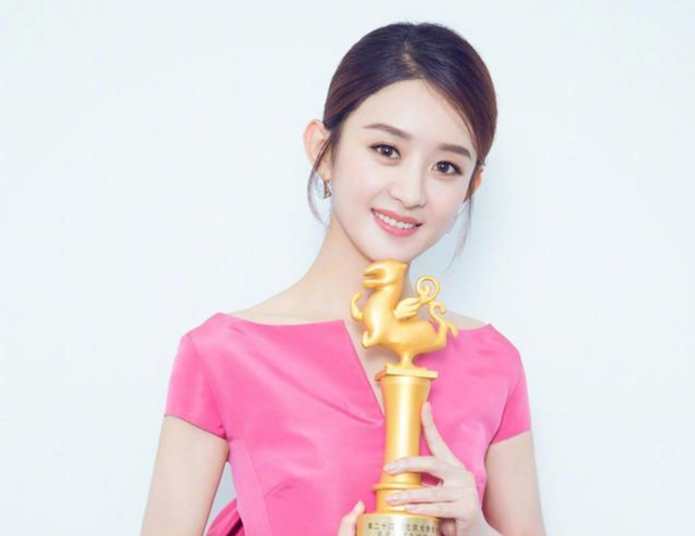 赵丽颖陪儿子小区玩耍,剪短发穿增高鞋很朴素,5岁想想长势喜人