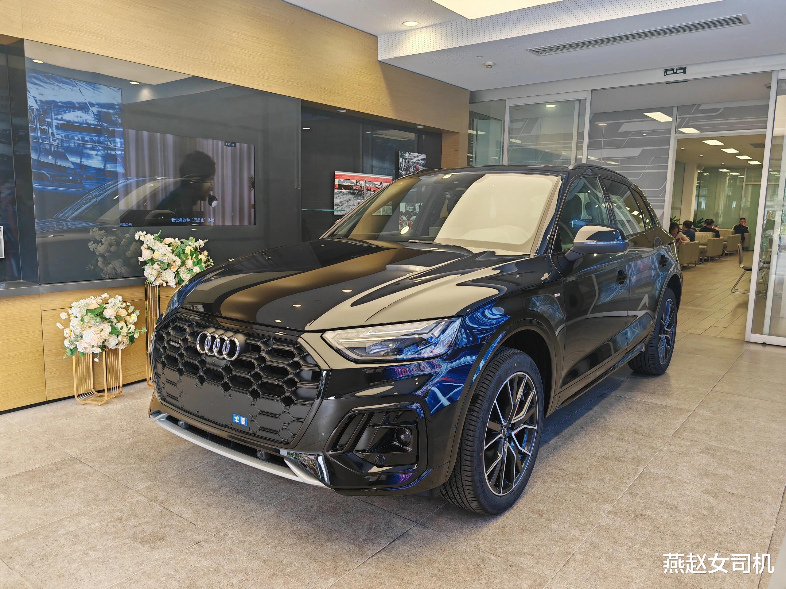 25款奥迪Q5L实车到店，增logo车贴+储物盒盖板，标配30色氛围灯