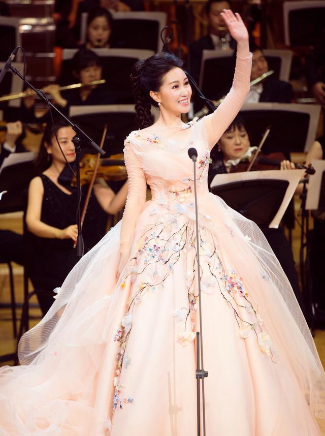 雷佳|她是首位博士级歌唱家，曾12次荣登春晚，其丈夫身份更让人震惊