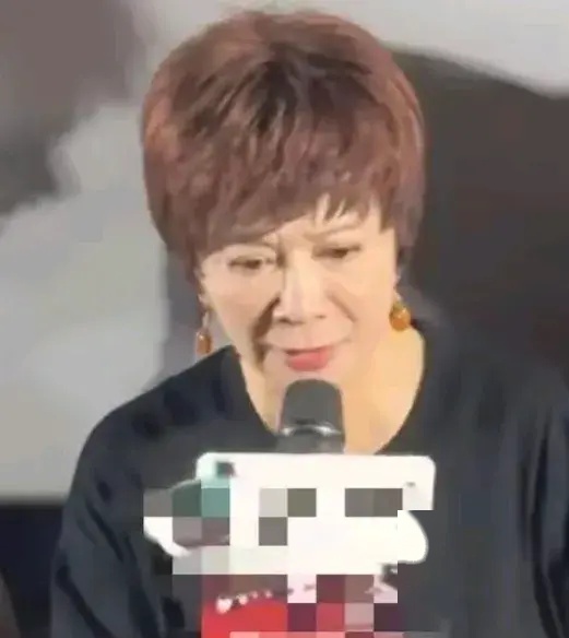 蔡明，翻车了！才62岁的她怎么就老成这样？优雅精致的老去太难了