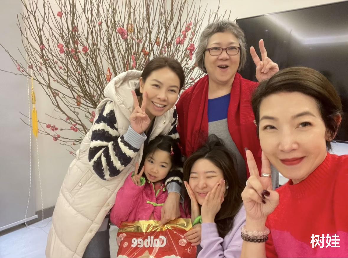 陈豪全家到许绍雄家中拜年，俩儿子穿唐装好喜庆，关礼杰夫妇也在