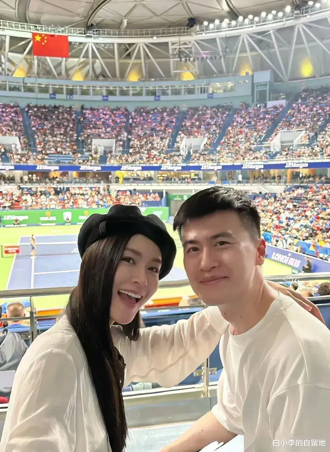 文咏珊携富豪老公出游，穿3.4万预售奢牌真豪横，夫妻相处超甜蜜