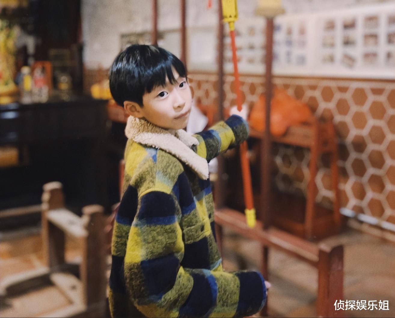 姚晨晒11岁儿子近照，土豆越长越像爸爸曹郁，父子俩似复制粘贴