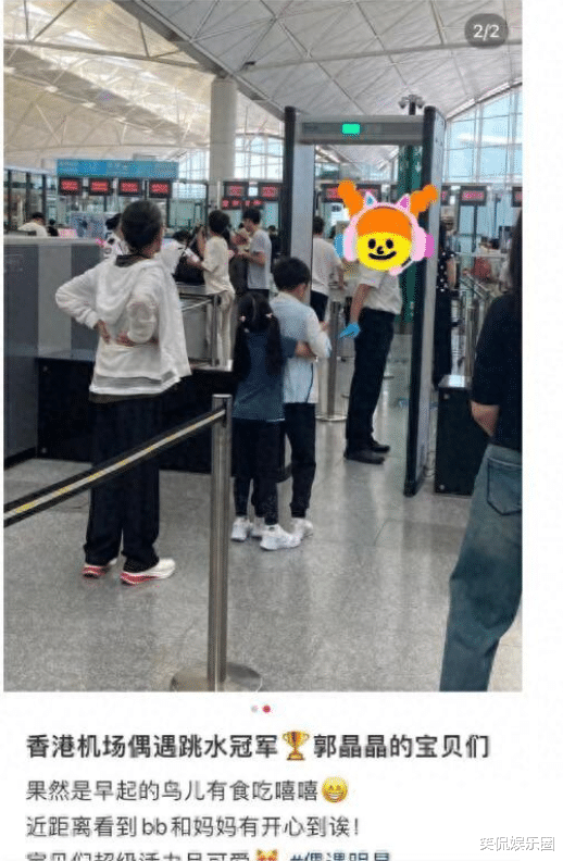 霍启刚7岁女儿毫无名媛包袱,帮姥姥抬行李箱变女汉子,太圈粉了