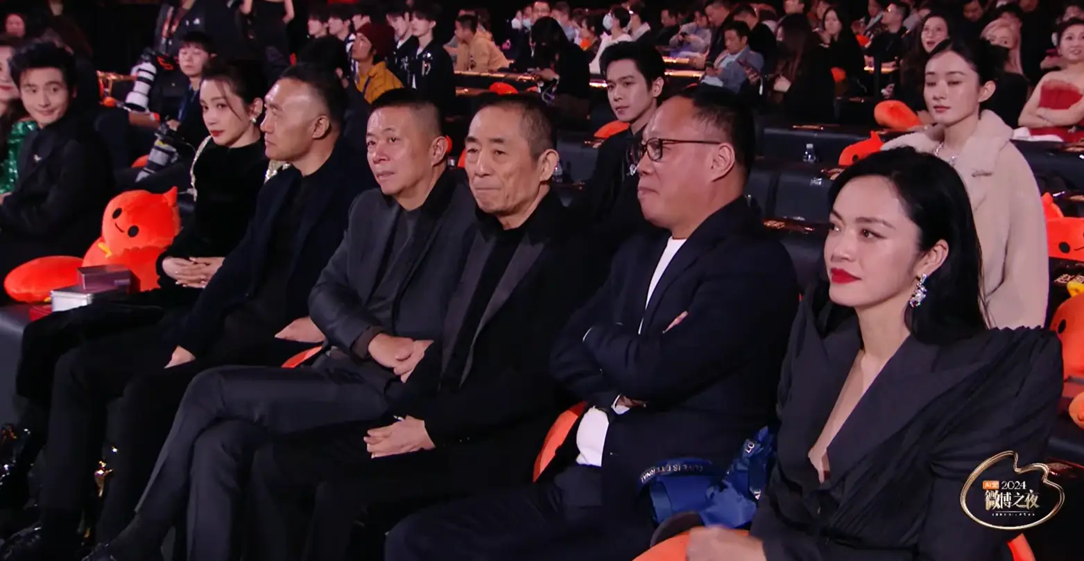 微博之夜太真实，关晓彤无镜头，王一博给肖战留面，李沁直接离场