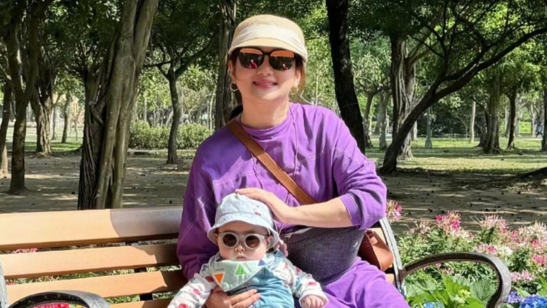 任家萱身材发福认不出，抱儿子逛公园笑容满面，儿子肉嘟嘟很讨喜