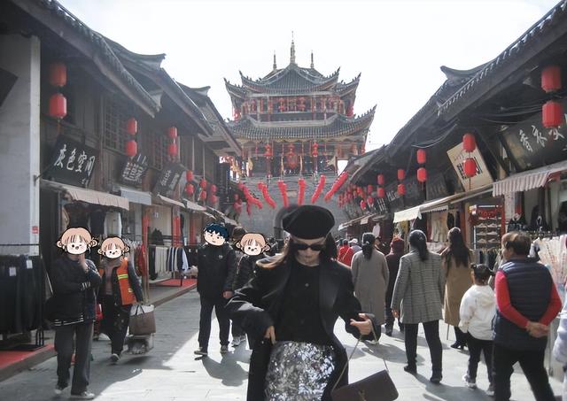 网友重庆偶遇陈瑶！墨镜也挡不住五官精致的脸庞。