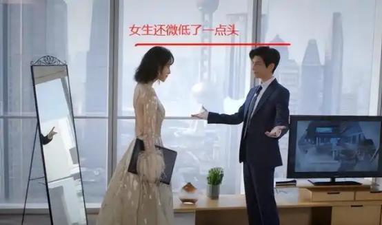 矮个男星虚报身高，穿高跟鞋、踩箱子，跟女明星同框就原形毕露